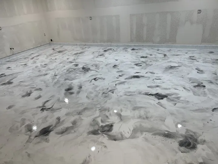 White and gray metallic epoxy floor with a marbled finish